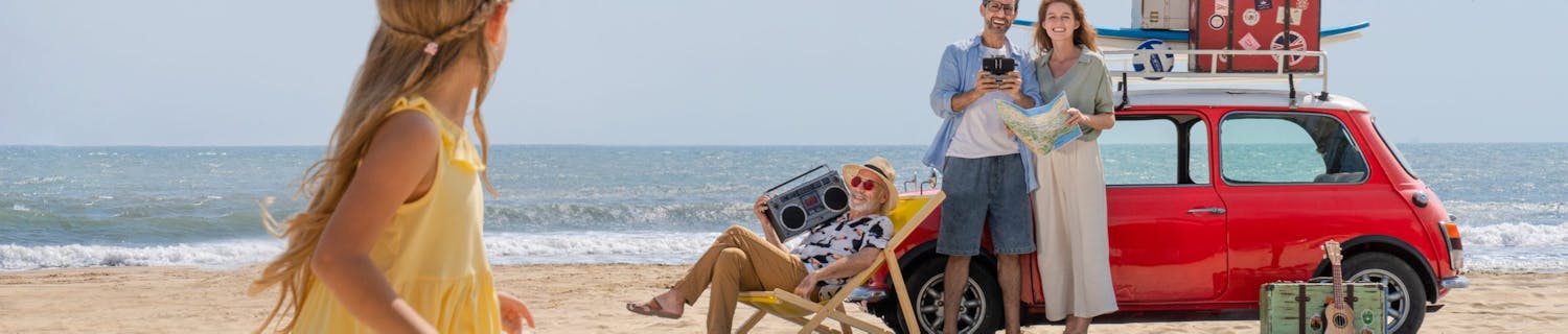 Familj flyger med drönare på stranden